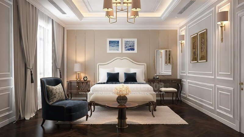 Giường ngủ gỗ óc chó bọc nệm trắng kết hợp đường nét uốn lượn tạo nên điểm nhấn ấn tượng cho phòng ngủ tân cổ điển sang trọng, quý phái. Thiết kế phòng ngủ biệt thự