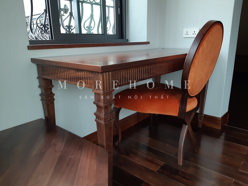 Sử dụng gỗ tự nhiên để thi công nội thất sẽ làm tăng giá trị, tạo nên sự sang trọng, đẳng cấp, cùng với nét chạm khắc tỉ mỉ và tiện nghi thẩm mỹ cao.