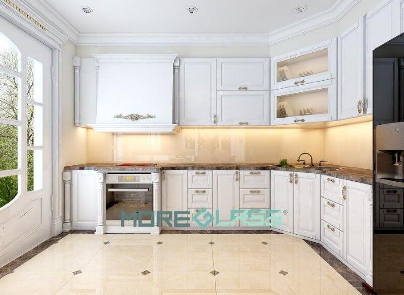 Kính ốp bếp màu kem nhẹ nhàng và tủ bếp cùng gam màu được thiết kế để tạo nên một phong cách ấm cúng cho phòng bếp.